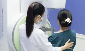 Phụ nữ nên tầm soát ung thư vú từ tuổi 25