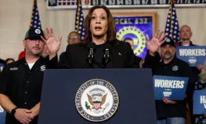 Bà Harris ám chỉ ông Trump không đủ khỏe để làm tổng thống