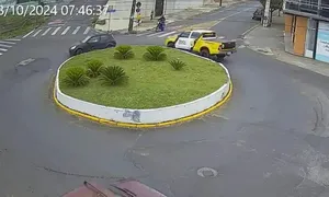 Cảnh sát bất lực vì ôtô vi phạm chạy quanh vòng xuyến