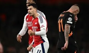 Arsenal thắng nhờ bàn phản lưới ở Champions League