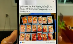 Người dân mua bán vàng trên chợ mạng